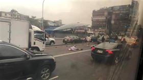 台北市南港展覽館前發生轎車擦撞機車事故（翻攝臉書）