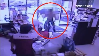 裸男喝醉闖超商亂砸！警持辣椒水制伏