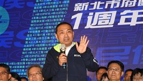 侯友宜就職週年  暢談政績新北市長侯友宜（立者）18日率新北市政府團隊舉辦就職一週年記者會，並以網路直播等方式暢談新北捷運環狀線將通車、都市更新達到100案、污水下水道接管戶達到100萬戶，與招商投資金額超過新台幣1000億元等政績。中央社記者王鴻國攝  108年12月18日