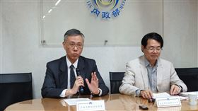 內政部18日由內政部戶政司副司長鄭信偉與役政署副署長沈哲芳召開 例行記者會。(圖/內政部提供)