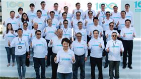 盧秀燕就職週年  邀市府百名科長分享成果台中市政府18日在市政公園舉行就職週年活動，台中市長盧秀燕（前）邀請市府100名科長分享1年來的努力成果。中央社記者蘇木春攝　108年12月18日