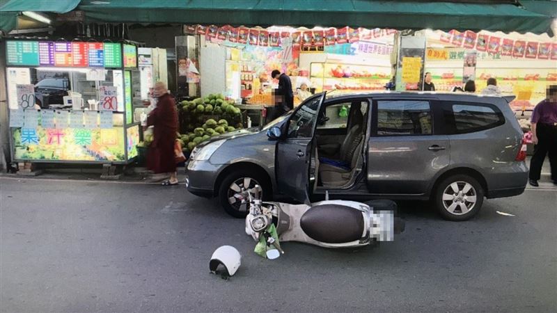 他亂開車門下車購物　害7旬翁慘摔