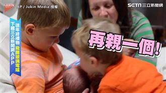 帶玫瑰花見甜心小萌妹　暖哥哥親不停