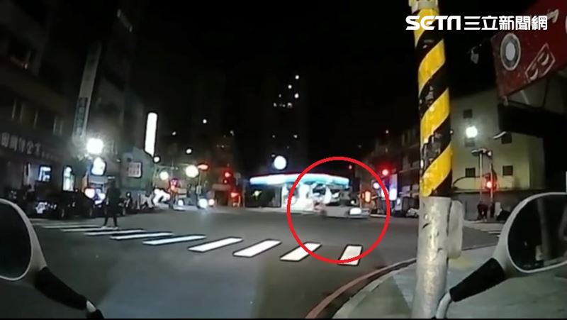 重踩油門闖紅燈　他上網討拍遭打腫臉