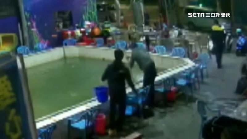 半夜撈蝦上網賣！釣蝦場誤養偷蝦賊