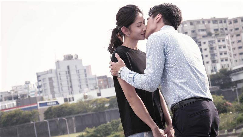 海邊激吻李千那　男星曝：劇本沒這段