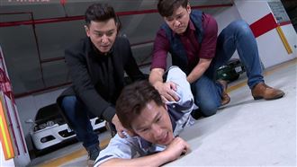 總裁滅口好寒酸！臉趴地被陳冠霖騎上