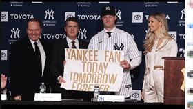 Gerrit Cole舉出小時候被拍到的海報。（圖／翻攝自洋基粉絲團）