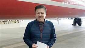 張綱維在遠航總部門口logo 拍照 邱榮吉攝影