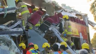 港巴車頂遭剷　椅子噴飛釀6死39傷