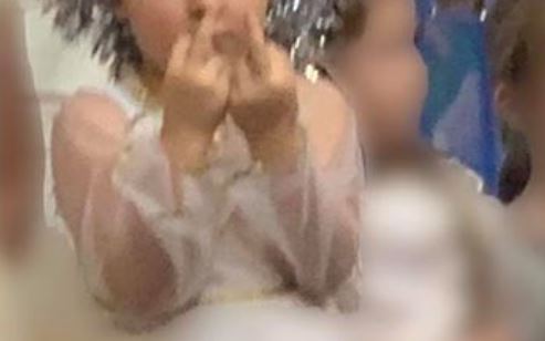 5歲女童對觀眾比中指　真相讓媽笑歪