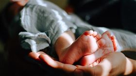 美國國會參議院17日通過聯邦公務員可享12週帶薪育嬰假的條款，這是民主黨及共和黨達成共識的罕見例子。（示意圖／圖取自Unsplash圖庫）