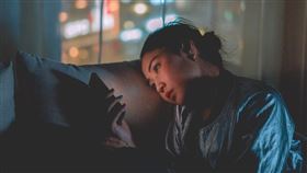 英國一項最新研究顯示，在亮度同樣偏低情況下，藍光反而比黃光更具有助眠效果。（示意圖／圖取自Pexels圖庫）