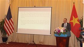 越美關係正常化25週年 慶祝啟動儀式河內舉行越美關係正常化25週年慶祝啟動儀式18日在河內舉行，兩國官員肯定雙方在經貿等領域的合作成就，表示將進一步促進兩國關係。圖為美國國務院亞太助卿史達偉（David Stilwell）致詞。中央社河內攝　108年12月18日