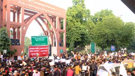 印度伊斯蘭大學學生持續大規模反公民新法示威印度國立伊斯蘭大學18日繼續在校園兩側舉行反公民法修正案示威活動，沿路的幾個校門口成為臨時的民主講壇，由學生輪番上台提出訴求。中央社記者康世人新德里攝  108年12月18日