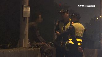 高雄男國道騎單車　光腳坐橋邊警急攔