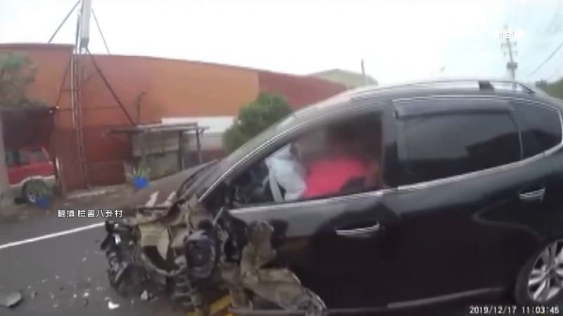 新埔轎車逆撞對向車變形　前輪慘噴飛