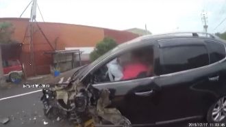 新埔轎車逆撞對向車變形　前輪慘噴飛