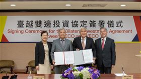 台越更新投保協定　提供台商更完整保護台灣駐越南代表處大使石瑞琦（右2）與越南駐台北辦事處代表阮英勇（左2），18日在經濟部長沈榮津（右1）見證下完成新版台越投資保障協定（BIA）簽署。（經濟部提供）中央社記者廖禹揚傳真 108年12月18日