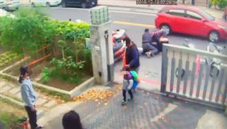 通緝犯載兒上學遭警逮　掀網友論戰