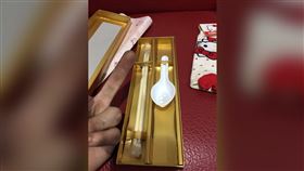 他買3包七星當交換禮物！竟得到「超高級餐具組」（圖／翻攝自爆怨公社）