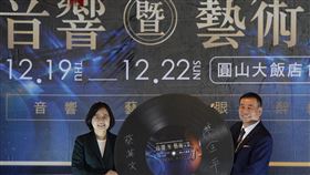 蔡總統出席台北國際音響暨藝術大展開幕（1）總統蔡英文（左）19日在台北圓山大飯店出席「第40屆台北國際音響暨藝術大展開幕典禮」，與台北市電器商業同業公會理事長廖全平（右）合影。中央社記者徐肇昌攝　108年12月19日