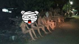 鄉下見詭異場景…男女「脫光排排坐」！路人深夜經過全嚇瘋（圖／翻攝自สมุทรปราการ臉書）