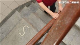 老公寓爬樓梯。（圖／記者陳韋帆攝影）