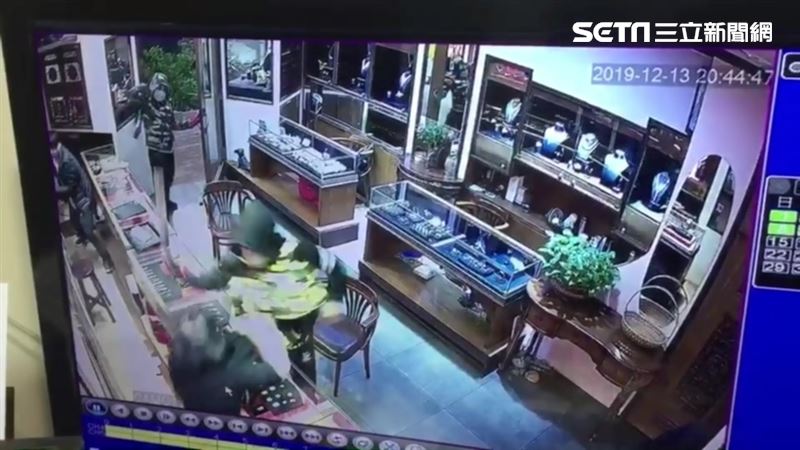 4賊搶銀樓不成　反遭辣椒水噴滿臉