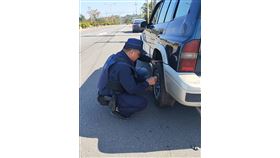 苗栗縣,最美公路,車輛爆胎,警方,幫換備胎(圖/翻攝照片)中央社