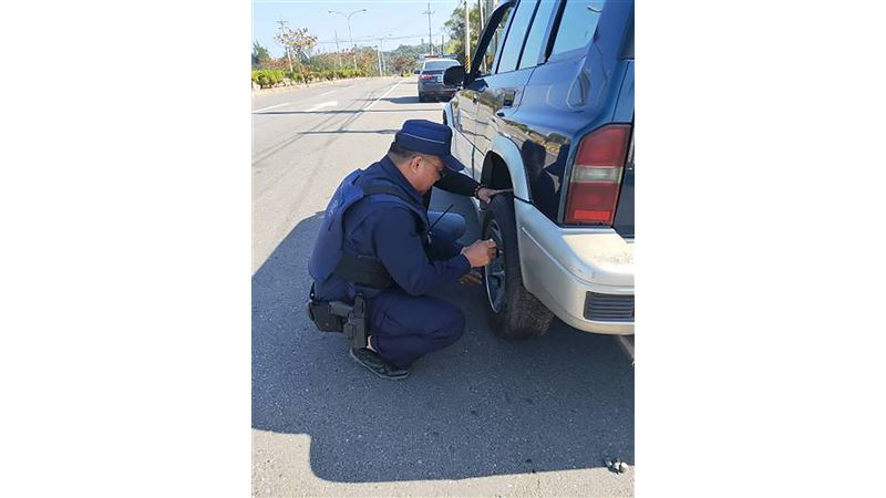 最美公路遇車輛爆胎　警所長幫換備胎