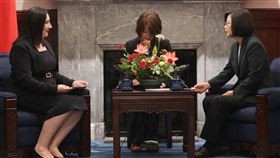 總統接受宏都拉斯新任大使寶蒂絲妲呈遞到任國書總統蔡英文（右）19日上午在總統府接受宏都拉斯共和國新任駐台特命全權大使寶蒂絲妲（Eny Yamileth Bautista Guevara）（左）呈遞到任國書，盼未來一起努力，為兩國關係注入新活力、帶來新發展。中央社記者張新偉攝　108年12月19日