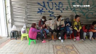 龍山寺開放點光明燈！信眾搬板凳卡位