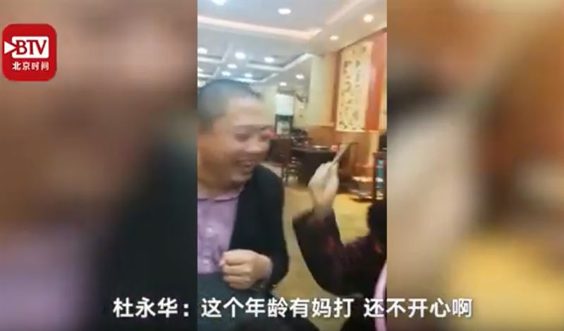 遭8旬媽打頭！男含淚笑喊：我很幸福