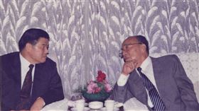 1992年9月3日下午曾永賢（左）與楊尚昆會談時合影。(圖/翻攝楊榮豐臉書)