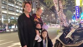 「F.I.R」阿沁跟小14歲巨乳嫩妻花花育有2個寶貝女兒花苞、朵朵。臉書