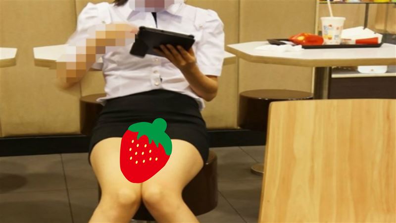 正妹吃薯條！八字腿露黑影　網狂放大