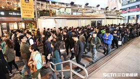 比跨年還扯！排高雄罷韓貼紙人爆多　男遷戶籍罷免韓國瑜
圖林先生授權提供