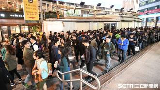 排罷韓貼紙比跨年扯！三代同堂全出動