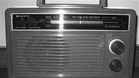 阿嬤過世後…收音機沒插電竟飄怪聲！阿公解釋原因惹哭眾人（圖／翻攝自靈異公社）