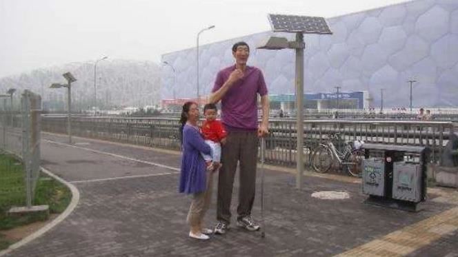 巨人爸執意生子！11歲兒子身高曝光