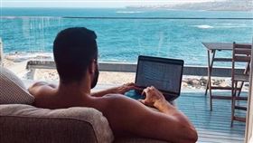 想換工作嗎？「環遊世界+爽領166萬」（圖／翻攝自IG matthewlepre）