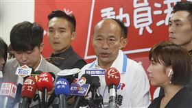 台肥貸款購宅案送辦　韓國瑜盼勿繪聲繪影農委會將台肥貸款國民黨總統參選人韓國瑜購宅案送辦，韓國瑜（中）2日接受媒體聯訪表示，農委會依職權怎麼做他都沒意見，但不要繪聲繪影，有不法趕快移送檢調，不要等投完票後才發現烏龍一場。中央社記者董俊志攝　108年12月2日