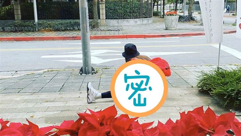 素人路邊拉筋被偷拍！轉身網驚是女神