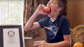 蘋果,棉花糖,卡通,紀錄,嘴巴,美國,明尼蘇達州,金氏世界紀錄,張嘴,張口, 圖／翻攝自YouTube