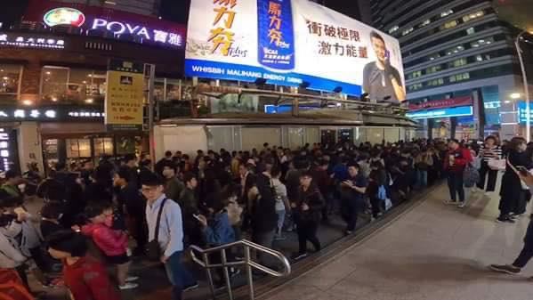 搶「光復高雄」罷韓貼紙　人潮像跨年