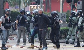 在德港人向國會請願，要求德國政府採取行動避免香港陷入人道危機，連署人數超過立案5萬人門檻。圖為香港理工大學11月18日外圍有示威者想進入理大支援，防暴警察放催淚彈阻止。（中央社檔案照片）