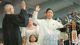 馬可仕（前白衣者）於1965年當選菲律賓總統，於1972年宣布戒嚴後，展開14年獨裁統治，被視為菲律賓貪腐最嚴重的總統。（圖取自維基共享資源網頁，版權屬公有領域）