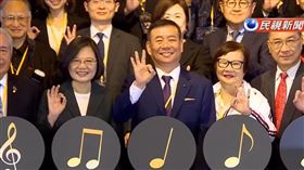 總統蔡英文昨（19）日出席2019台北國際音響暨藝術大展開幕典禮，現場選舉意味濃厚，在最後大合照時，主持人要大家比讚，但大家卻有默契地一致比出英德配的「3號」，其中也出席活動的國民黨前立委羅淑蕾左顧右盼之後，也跟著比出「3」的手勢。新聞畫面曝光引起熱議，不少網友都笑喊「完了要被開除黨籍了」。（圖／翻攝自民視YouTube）