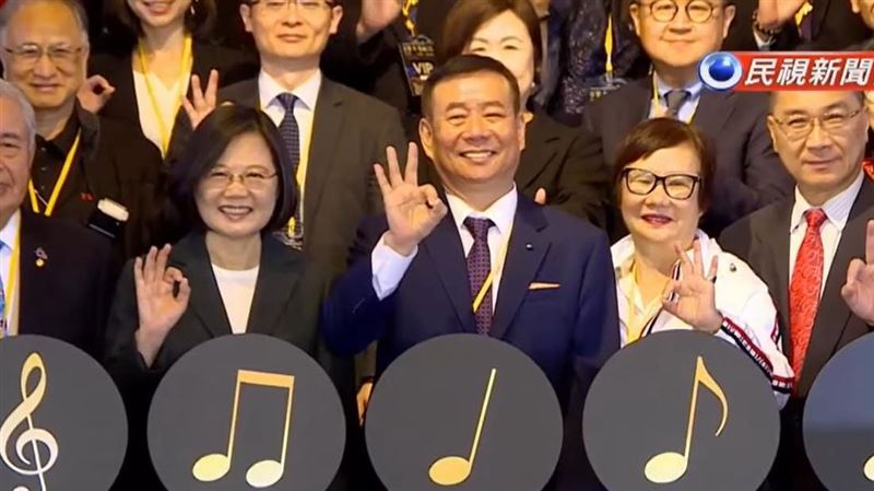 羅淑蕾同框小英比3！網笑：開除黨籍